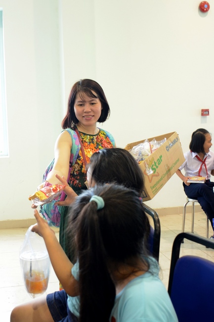 Giving gift portions to pupils on the occasion of Mid-Autumn Festival